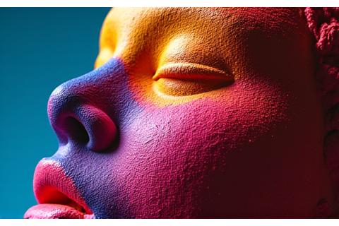 Gros plan sur une sculpture abstraite peinte avec des pigments purs et texturés