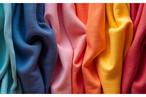Échantillons de tissus teints avec des colorants naturels, présentant une riche palette